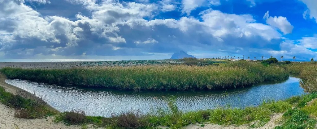 Microrreserva Arroyo Negro, vista del estuario con Gibraltar al fondo.