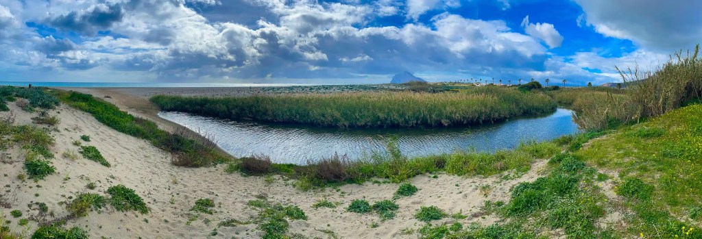 Microrreserva Arroyo Negro, vista del estuario con Gibraltar al fondo.